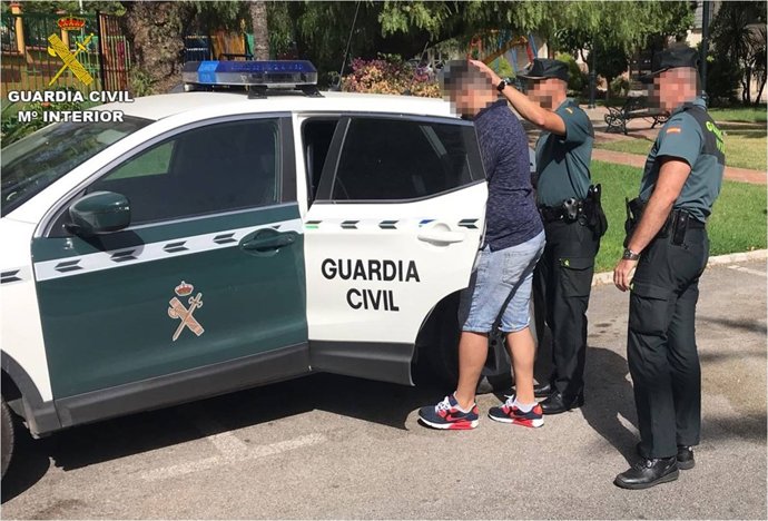 El detenido custodiado por los agentes