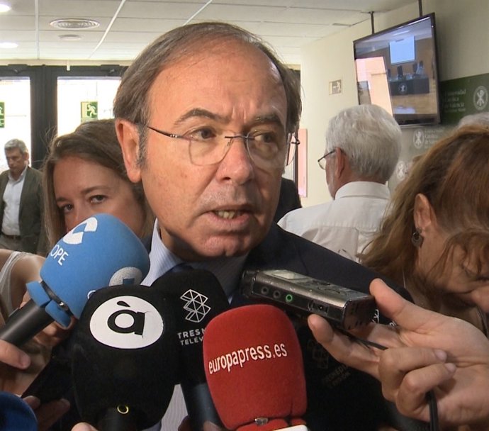 García Escudero atiende a los medios de comunicación en Valencia