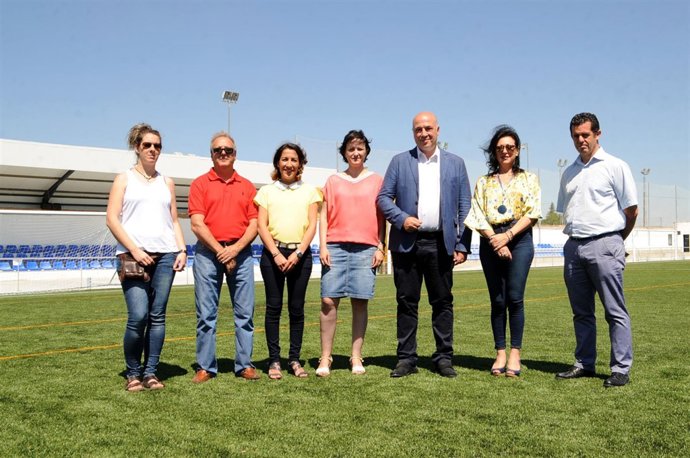 Antonio Ruiz (centro), en el nuevo cesped del estadio de Villanueva del Duque