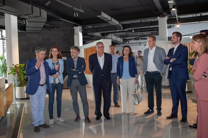 El consejero de Medio Ambiente visita las instalaciones de Grupo Cosentino