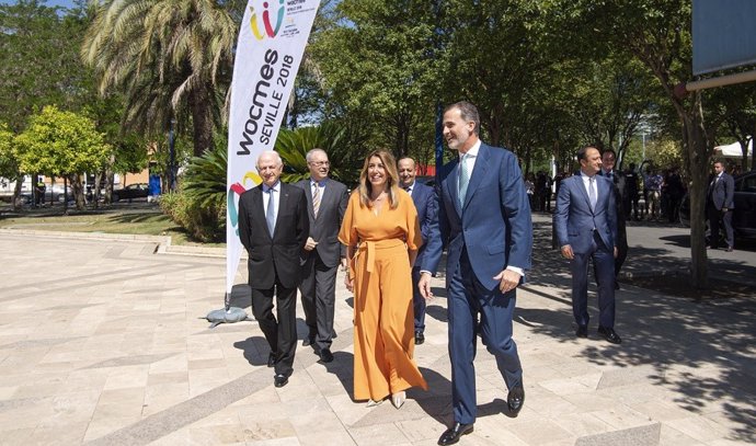 La presidenta de la Junta junto a Felipe VI en la Fundación Tres Culturas
