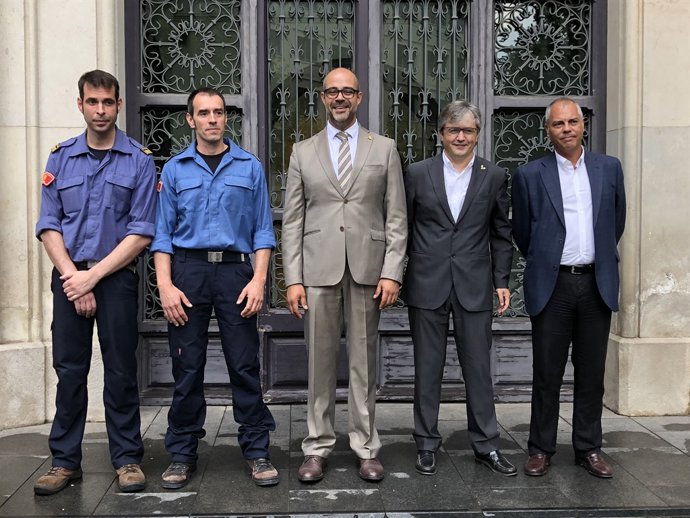 El conseller Miquel Buch, el director de Bombers Manel Pardo i la nova cúpula 