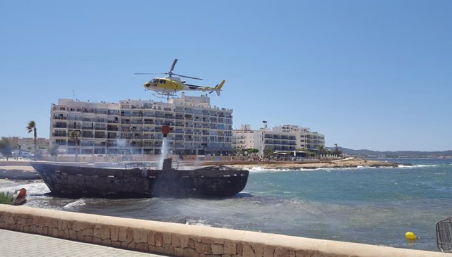 Técnicos de Sant Antoni no detectan vertidos al mar después del incendio de dos embarcaciones en Ibiza