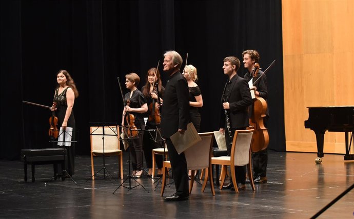 Hansjörg Schellenberger y participantes del Encuentro de Música y Academia
