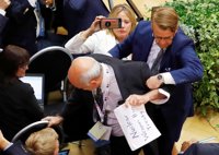 Sacan de la rueda de prensa de Trump y Putin a un hombre que mostró una pancarta contra las armas nucleares