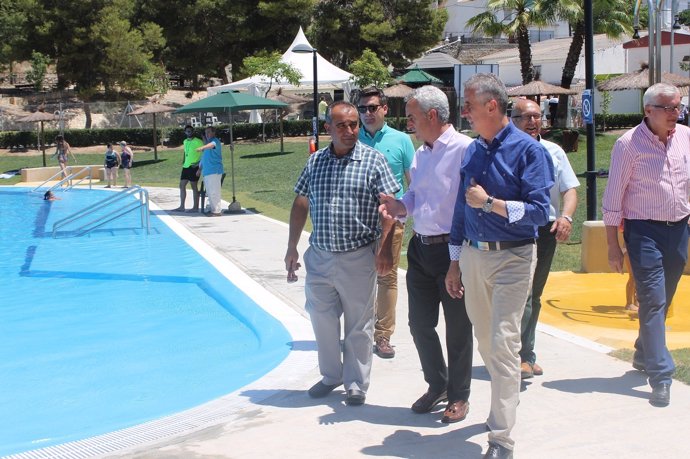 Izquierdo (centro) y Pérez (dcha.) visitan la piscina de Jauja