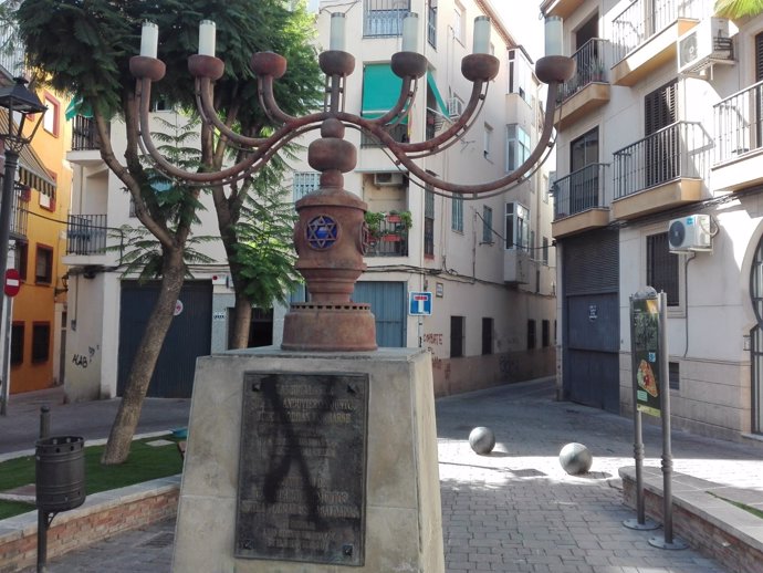 Monumento en la Judería afectado por el vandalismo