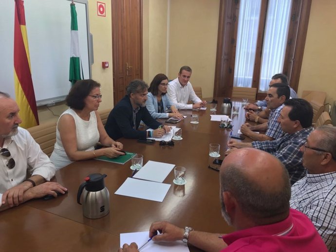 El consejero José Fiscal se reúne con regantes en Almería