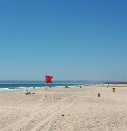 Bandera roja en la playa de Zahara de los Atunes