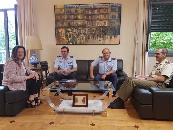 El general de División Pablo Gómez visita a subdelegada del Gobierno en Huesca