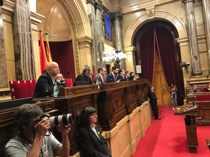 Roger Torrent preside el pleno del Parlament