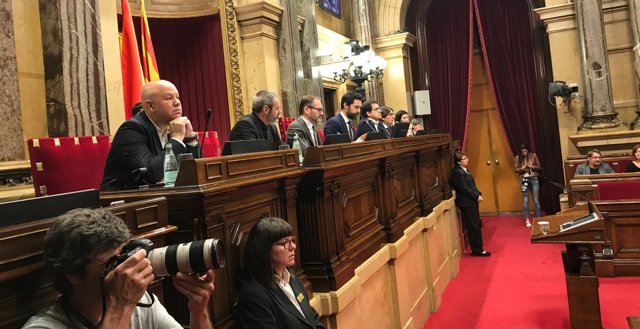 Roger Torrent preside el pleno del Parlament