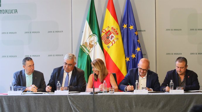 Susana Díaz preside la firma del Acuerdo Marco por la calidad del empleo público