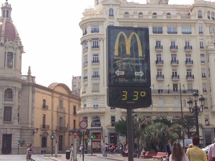 Termómetro marca 33 grados en Valencia.