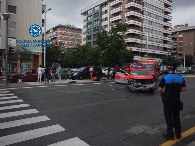 Colisión de un vehículo de la Policía Foral contra otro particular en Pamplona