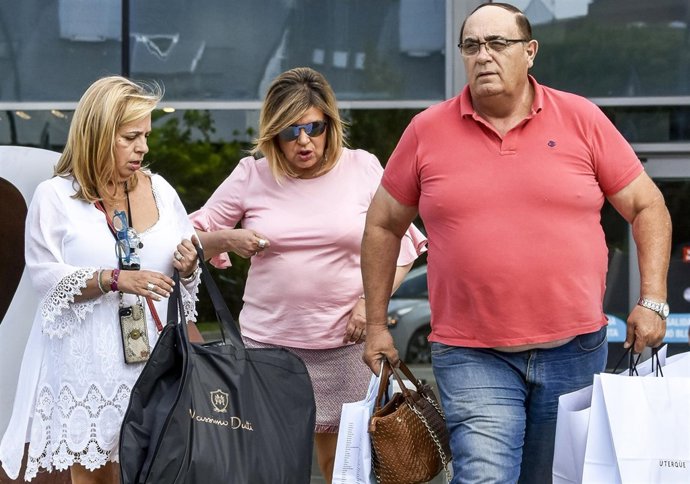 TERELU CAMPOS Y CARMEN BORREGO DE COMPRAS