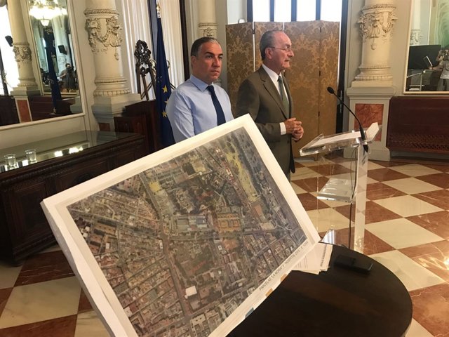 Bendodo y De la Torre comparecen juntos sobre los terrenos del Hospital Civil