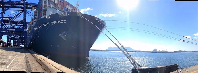 Barco con contenedores en el puerto de Algeciras