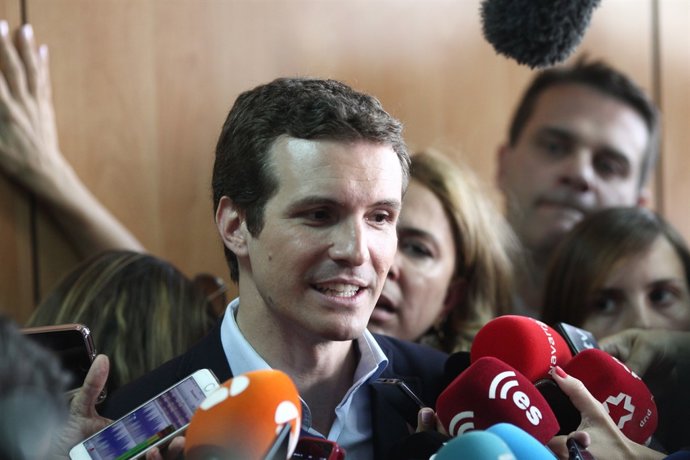 Pablo Casado atén els mitjans després de votar en les primàries del PP