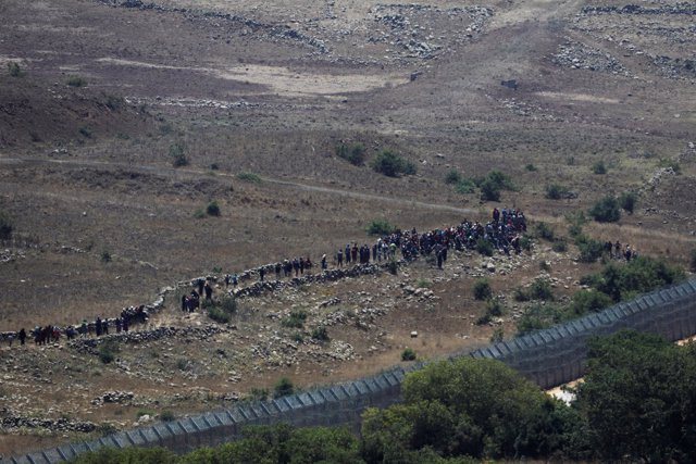 Civiles sirios avanzan hacia la frontera con Israel en los Altos del Golán