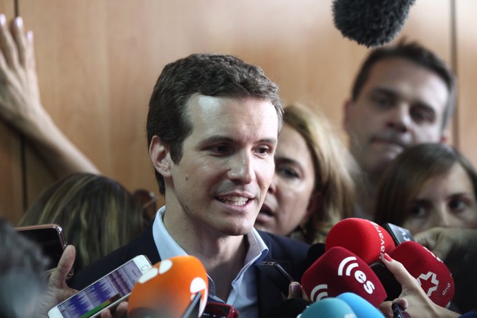 Pablo Casado atén els mitjans després de votar en les primàries del PP
