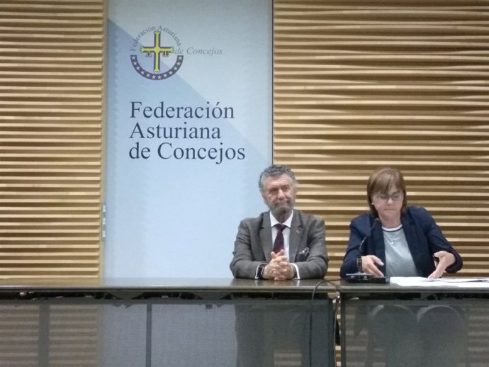 Ignacio García palacios y Pilar Varela en rueda de prensa.