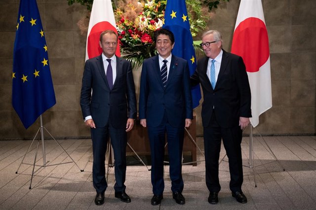 Shinzo Abe, Donald Tusk y Jean-Claude Juncker