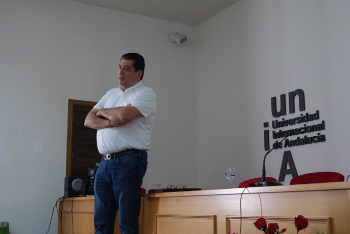 El profesor Javier Gorjón en los cursos de verano de la UNIA