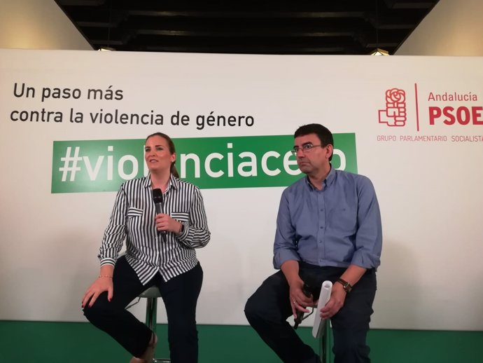 Elena Ruiz y Mario Jiménez en un acto del PSOE-A contra la violencia de género