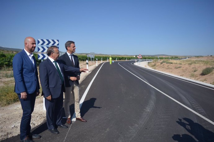 Patricio Valverde y Marcos Ortuño inauguran tramo RM-404