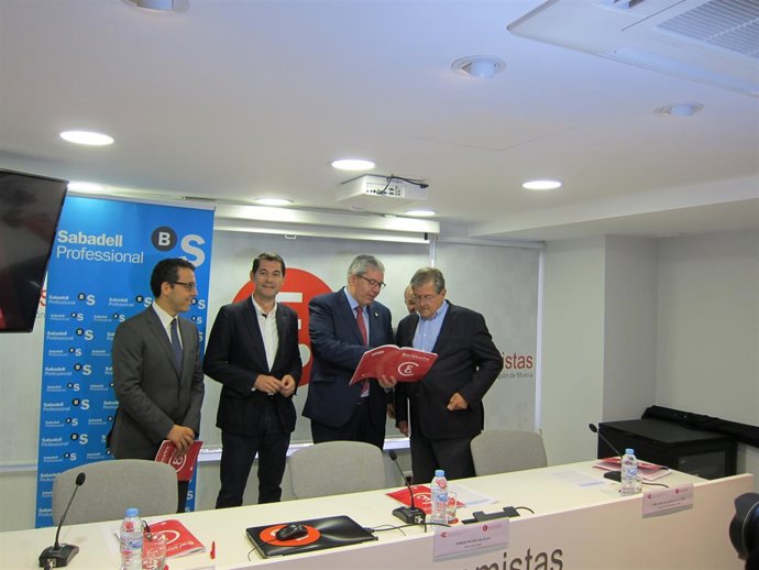 El decano del Colegio de Economistas, Ramón Madrid, presenta el Barómetro