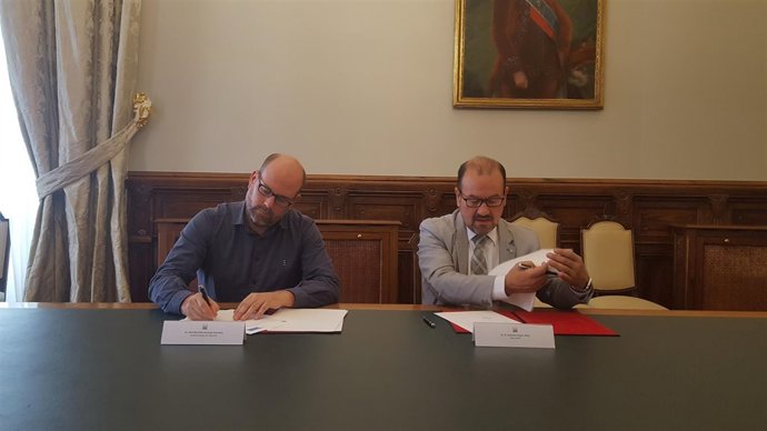 Firma del convenio de colaboración 'Smartiago' 