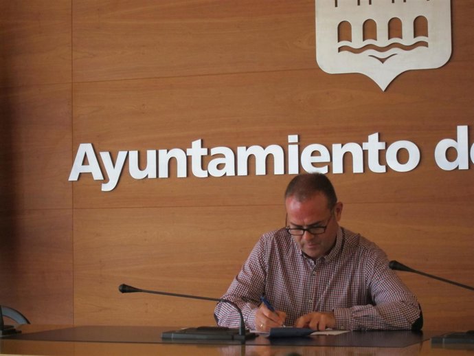 El concejal Iglesias antes de la rueda de prensa.                               