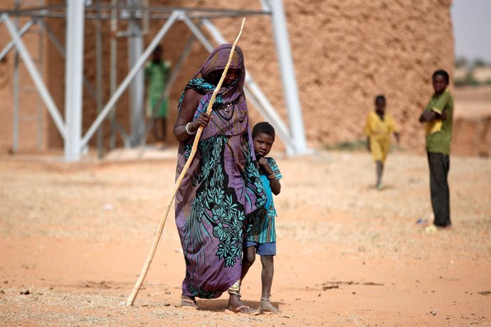 Una mujer y su hijo en Malí