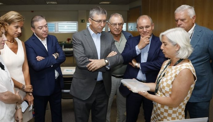 Climent observa el envase para dirigir a fomentar una dieta equilibrada en niños