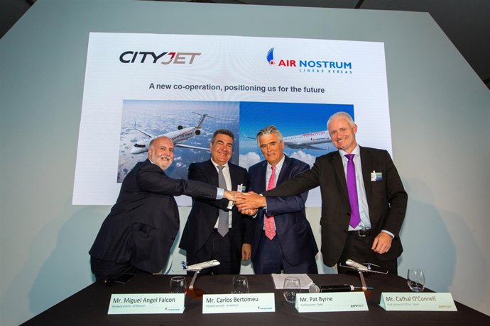Firma del acuerdo entre Airnostrum y CityJet