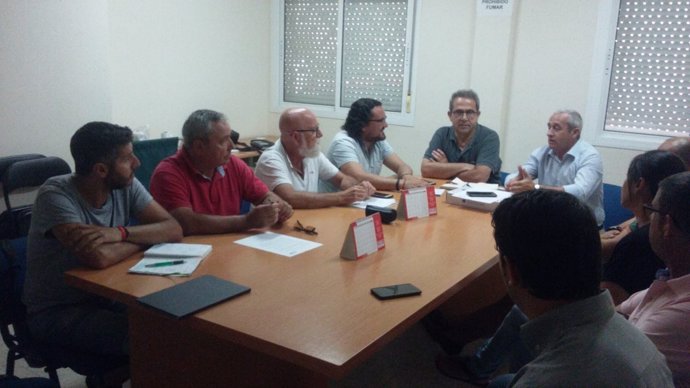 IU reunida con trabajadores del aeropuerto de la Base de Rota