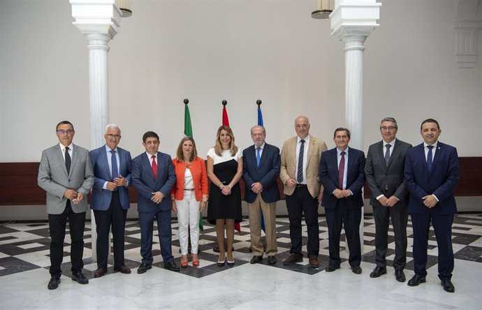 Firma del convenio entre Junta y Diputaciones por el PFEA.