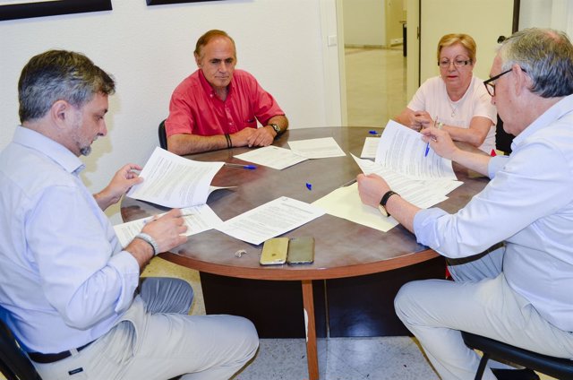 El diputado Ángel Escobar ha firmado el contrato de alquiler con José y María.