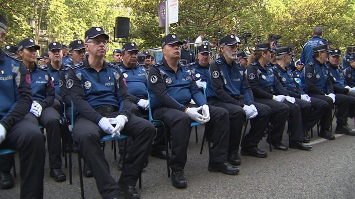 Políticos y funcionarios públicos en el acto de la Policía Municipal