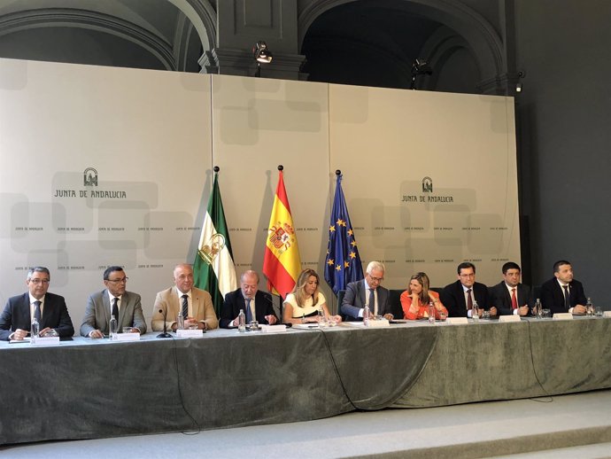 Firma entre la Junta y los presidentes de diputaciones andaluzas. 