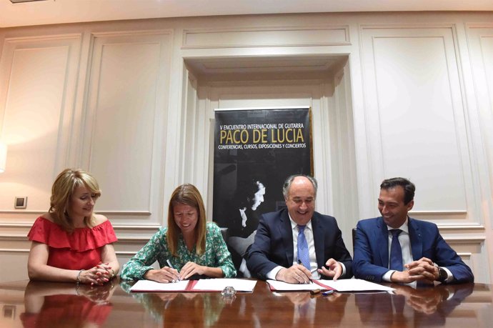 Alcalde de Algeciras firma convenio con Cajasol y la Caixa