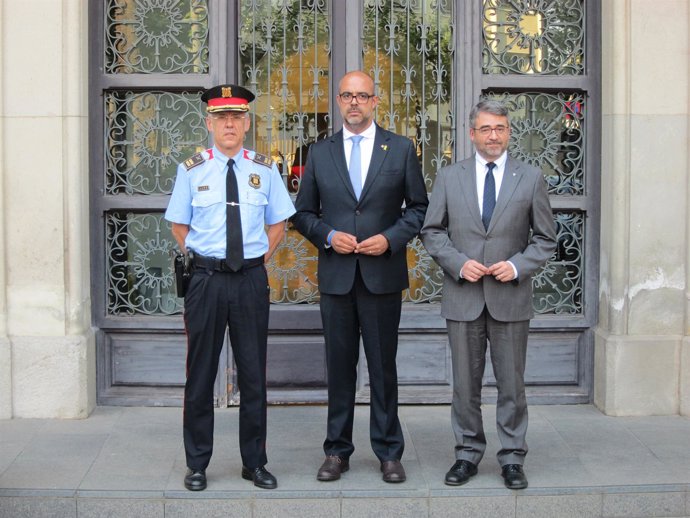 El nuevo comisario jefe M.Esquius, el conseller M.Buch y el director A.Martínez