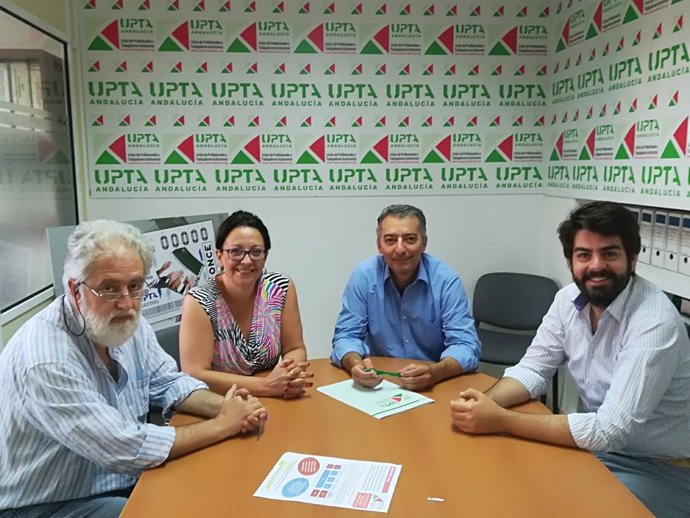 Acto de firma del convenio entre UPTA-A y Mapfre.