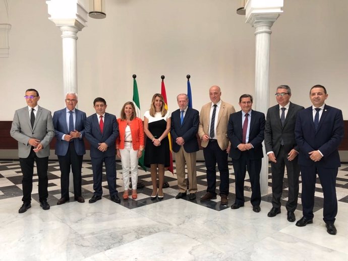 Irene García con Susana Día y el resto de presidentes de diputaciones andaluzas