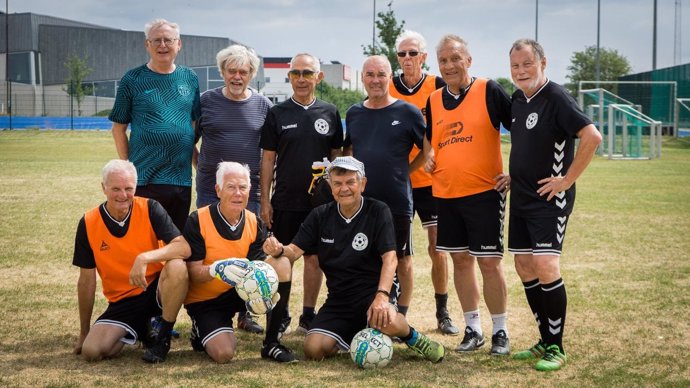 Equipo de fútbol de ancianos con cáncer de próstata que participa en un estudio