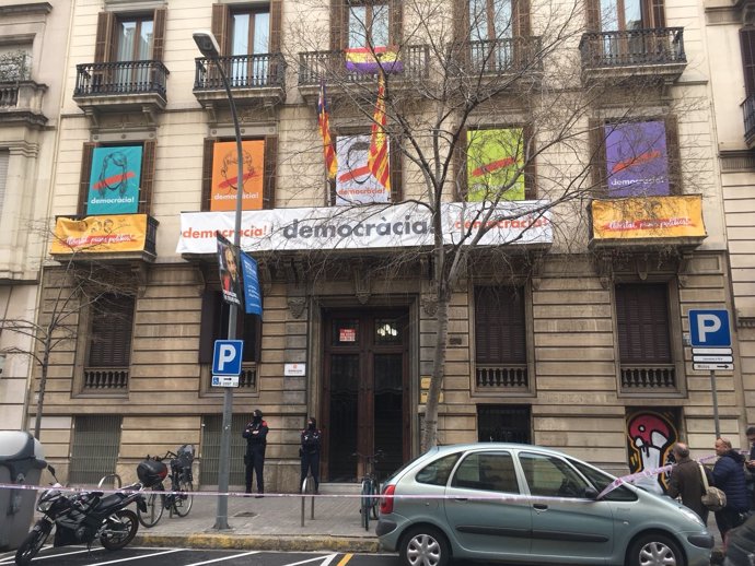 Sede de Òmnium en Barcelona durante el registro de la Guardia Civil