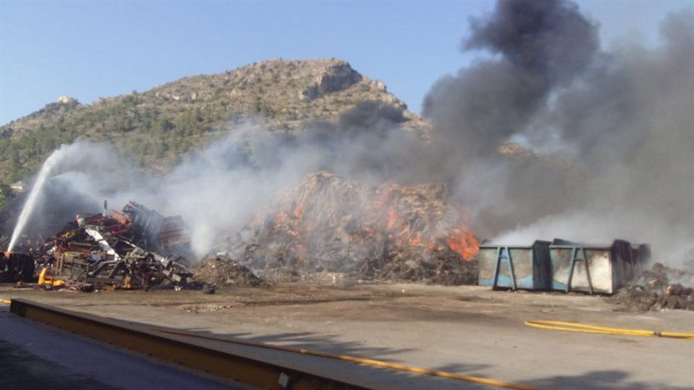 Humo en la empresa afectada por el incendio