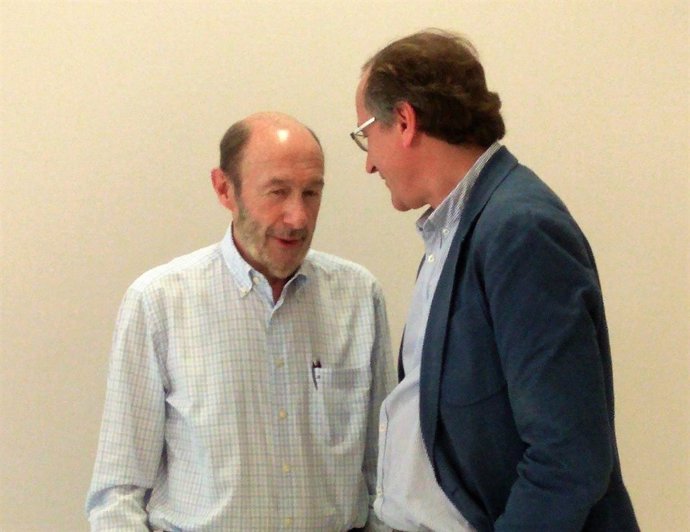 Rubalcaba dialoga amb Alfonso Alonso