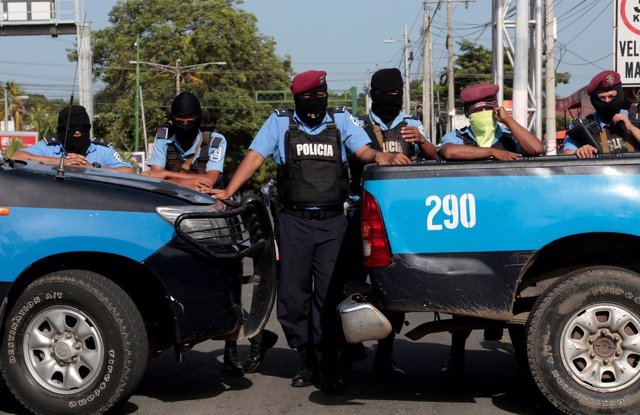 Agentes de policía bloquean la entrada de una iglesia católica en Managua